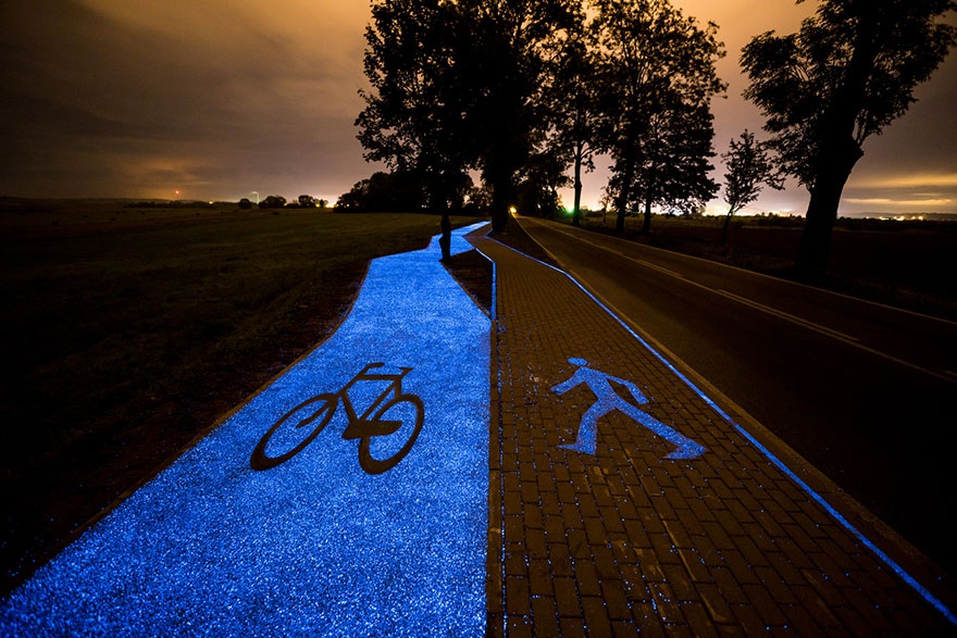 В Польше придумали светящиеся велодорожки, которые заряжаются от солнца