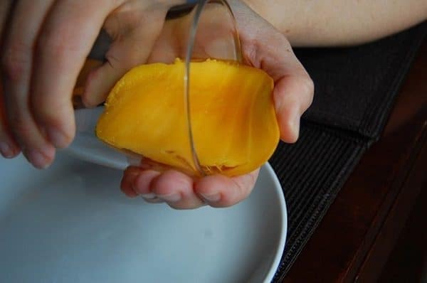 чистим манго