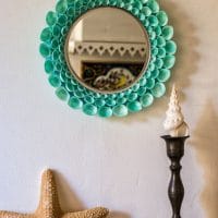 Круглое зеркало с рамкой из ракушек