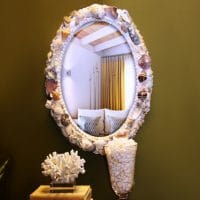 Декор рамы зеркала морскими ракушками