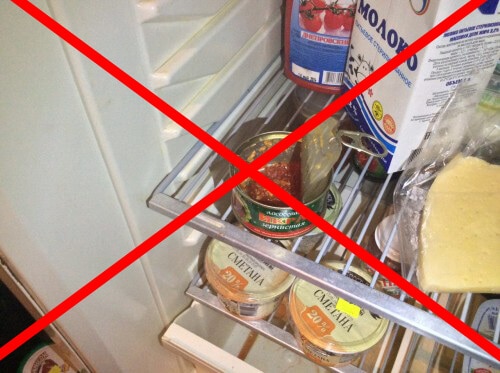 Можно хранить торт в морозилке. Консервы в холодильнике. Хранение консервов в холодильнике. Хранение банок в холодильнике. Домашний холодильник для хранения икры.