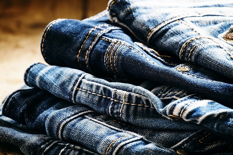 нужно ли стирать новые джинсы